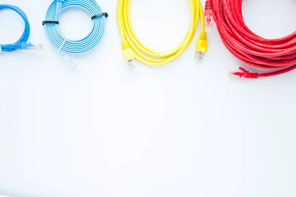 SKS ve mühendislik konsepti. Mavi arkaplanda bağlantı, ethernet, konsol kablosu ve engelleme aracı seti. Üst Manzara. Mesaj atmak için yer var. Kapat..