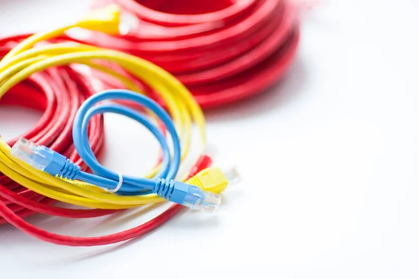 SKS ve mühendislik konsepti. Mavi arkaplanda bağlantı, ethernet, konsol kablosu ve engelleme aracı seti. Üst Manzara. Mesaj atmak için yer var. Kapat..