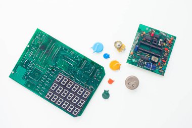 Mikroişlemci konsepti. Beyaz arka planda sürücüler, diyotlar, kapasitörler, indüksiyon ve diğer mikro elektronikler. Üst Manzara. Mesaj atmak için yer var. Kapat..