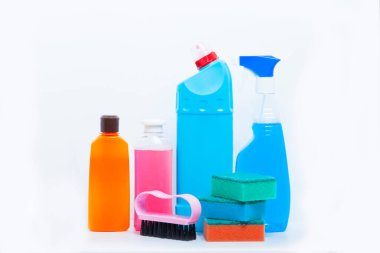 Beyaz arka planda izole edilmiş renkli temizlik ürünleri. Temizlik hizmeti konsepti. Metin için boşluk.