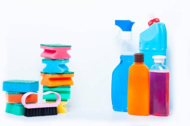 Beyaz arka planda izole edilmiş renkli temizlik ürünleri. Temizlik hizmeti konsepti. Metin için boşluk.