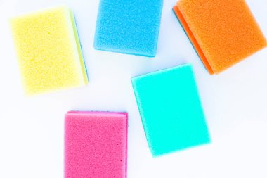 Beyaz arka planda izole edilmiş renkli temizlik ürünleri. Temizlik hizmeti konsepti. Metin için boşluk.