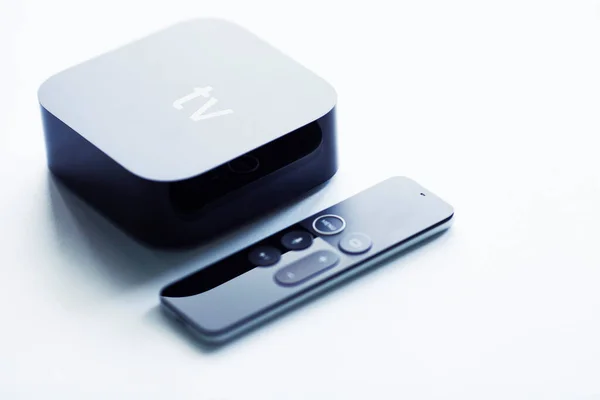 Uzaktan kumanda cihazları kavramı. TV izlemek ve çevrimiçi yayın için kontrol ve mikro konsol seti. Üst Manzara. Mesaj atmak için yer var. Kapat..