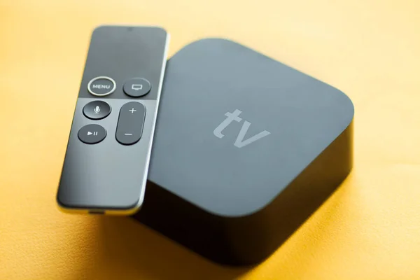 Uzaktan kumanda cihazları kavramı. TV izlemek ve çevrimiçi yayın için kontrol ve mikro konsol seti. Üst Manzara. Mesaj atmak için yer var. Kapat..