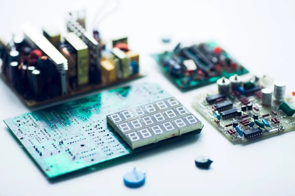 Mikroişlemci konsepti. Beyaz arka planda sürücüler, diyotlar, kapasitörler, indüksiyon ve diğer mikro elektronikler. Üst Manzara. Mesaj atmak için yer var. Kapat..