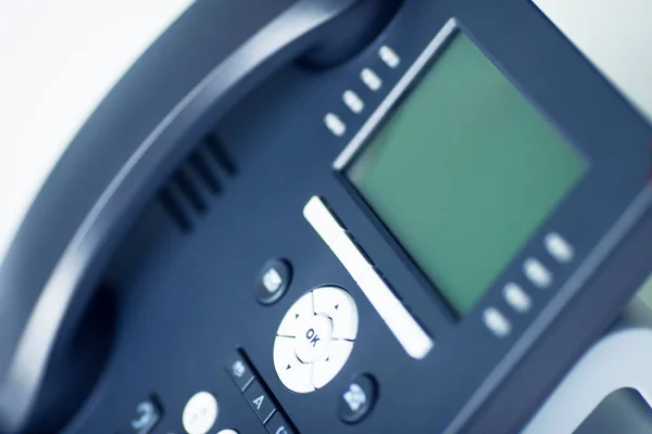 Masa telefonu, ofis ve iş konsepti. Düğmeleri olan yeni bir IP telefonu ve parazit olmadan iletişim için büyük bir ekran. Üst Manzara. Mesaj atmak için yer var. Kapat..