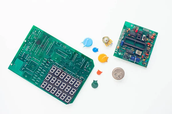 Mikroişlemci konsepti. Beyaz arka planda sürücüler, diyotlar, kapasitörler, indüksiyon ve diğer mikro elektronikler. Üst Manzara. Mesaj atmak için yer var. Kapat..