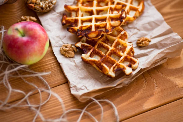 Gofres Recién Hechos Casa Con Manzanas Nueces Para Desayuno Fondo — Foto de Stock