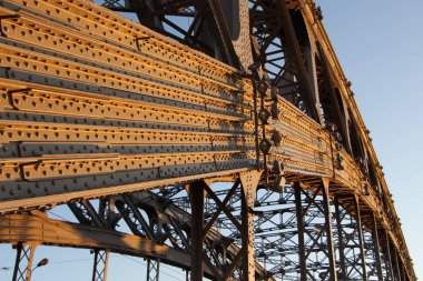 Uçaklardaki kemerli tarlalar ve perçinler. Gün batımından kalma turuncu renk. (Büyük Köprü Peter. Yılların inşaatı 1908-1911)