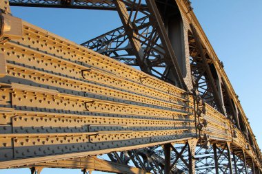 Uçaklardaki kemerli tarlalar ve perçinler. Gün batımından kalma turuncu renk. (Büyük Köprü Peter. Yılların inşaatı 1908-1911)