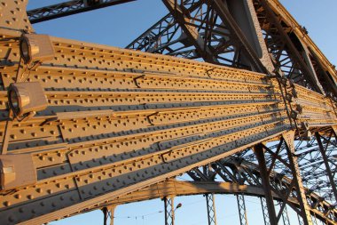 Uçaklardaki kemerli tarlalar ve perçinler. Gün batımından kalma turuncu renk. (Büyük Köprü Peter. Yılların inşaatı 1908-1911)