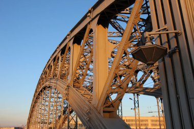 Uçaklardaki kemerli tarlalar ve perçinler. Gün batımından kalma turuncu renk. (Büyük Köprü Peter. Yılların inşaatı 1908-1911)
