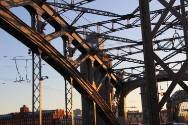 Köprünün tavanının parçası batan güneşin altında uzanıyor. (Büyük Köprü Peter. Yılların inşaatı 1908-1911)