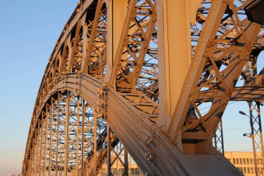 Uçaklardaki kemerli tarlalar ve perçinler. Gün batımından kalma turuncu renk. (Büyük Köprü Peter. Yılların inşaatı 1908-1911)