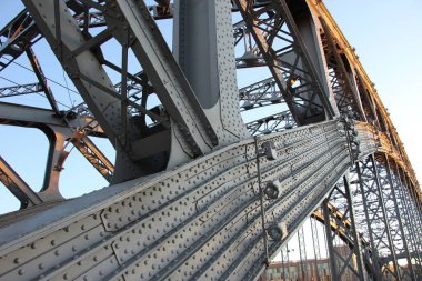 Kemerli çiftlik genişliğine yakın plan, perçinler uçaklarda. (Büyük Köprü Peter. Yılların inşaatı 1908-1911)