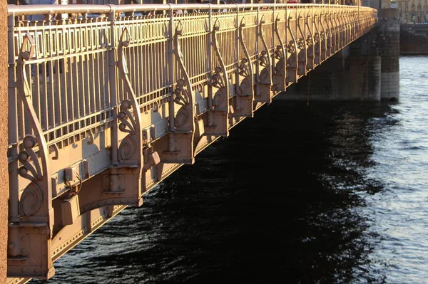 Κοντινό Πλάνο Του Εξωτερικού Σχεδιασμού Της Γέφυρας Στο Επίπεδο Βάσης — Φωτογραφία Αρχείου
