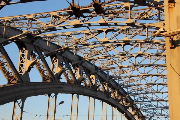 Θραύσμα Των Οροφών Της Γέφυρας Στον Ήλιο Που Δύει Πέτρος — Φωτογραφία Αρχείου