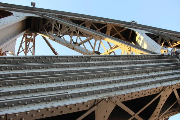 Вид Снизу Стойки Столбы Соединяющие Два Арочных Пояса Пролета Моста — стоковое фото