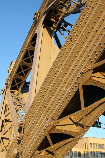 Detailní Záběr Fragmentu Konstrukce Klenutého Mostního Kmene Nýtů Rovinách Oranžová — Stock fotografie