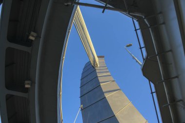 Endüstriyel Kabloların bağlandığı yerde kablo destekli köprü direğinin bir parçasına yakın plan. Sütunun altı (Betancourt köprüsü)