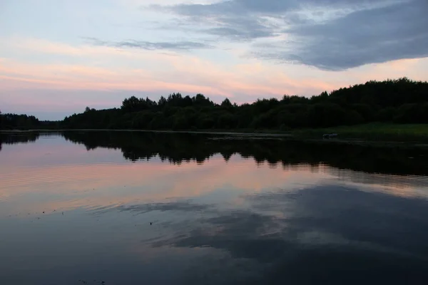 黄昏时的森林湖泊 映照在夕阳西下的红云中 — 图库照片