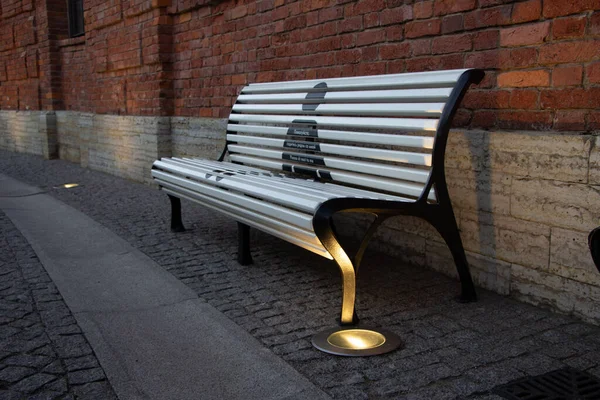 Wieczorna Oświetlona Ławka Parku Reklamą Odległości Społecznej Proszę Usiądź Obok — Zdjęcie stockowe