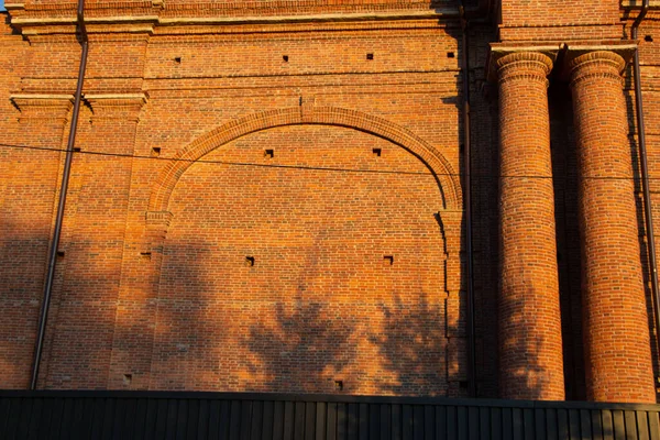 Ombres Arbres Sur Mur Briques Rouges Coucher Soleil Septembre Dans — Photo