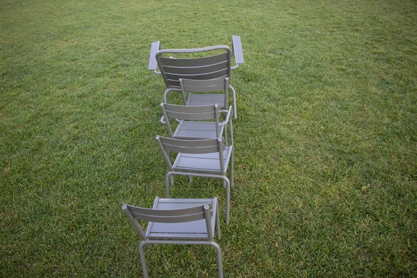 Close Van Een Grote Stoel Drie Kleine Stoelen Het Gazon — Stockfoto