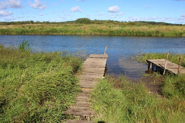 Puentes Madera Río Campos Verdes Horizonte Soleado Día Septiembre —  Fotos de Stock