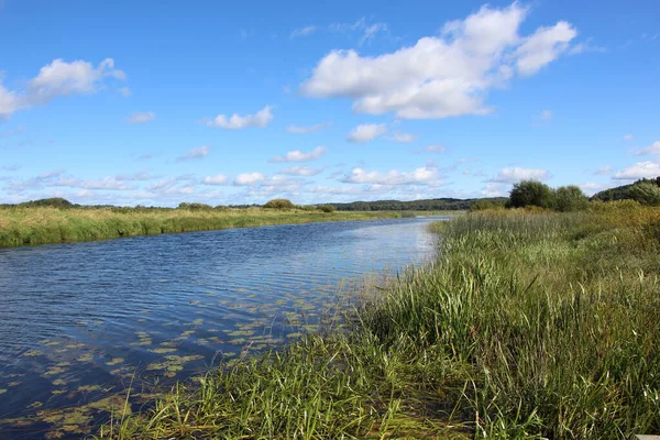 Vista Del Lecho Del Río Campos Verdes Soleado Día Septiembre —  Fotos de Stock