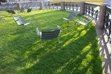 Bir Eylül akşamı, rıhtımdaki yeşil çimlere park sandalyeleri