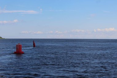 Ağır gemiler için kırmızı şamandıralar.