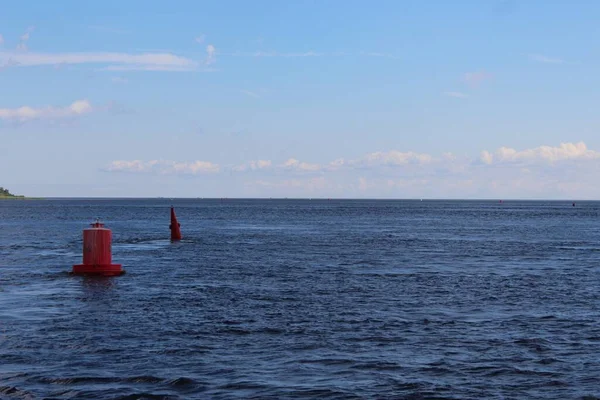 Ağır gemiler için kırmızı şamandıralar.