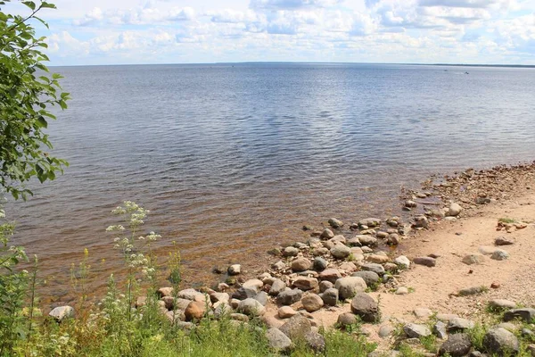 Güneşli bir yaz gününde Ladoga Gölü kıyısı manzarası. Gezgin şehvetine ilham veren manzaralar
