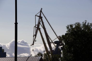  Gökyüzüne karşı iki iskele vinci silueti. Şehir caddesinden görüntü