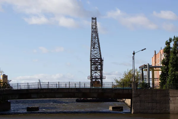 Silhueta Guindaste Flutuante Contra Céu Água Atrás Ponte — Fotografia de Stock