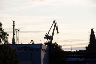 Gökyüzüne karşı iskele vincinin silueti. Şehir caddesinden görüntü