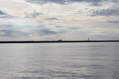 Dalgakıranda gün batımında sahili seyredelim. Baltık Denizi