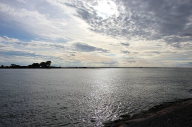 Dalgakıranda gün batımında sahili seyredelim. Baltık Denizi