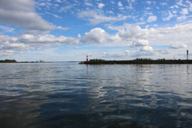 Baltık Denizi 'nin boğazları ve koyları. Sudaki bulutların yansıması.