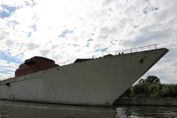 退役船舶的坟场 观察部分被锈蚀覆盖的船舶船体碎片 — 图库照片