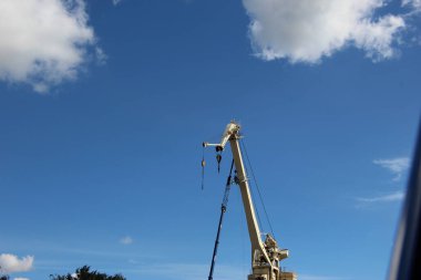 Gökyüzüne karşı bir vinç parçası. Baltık Denizi