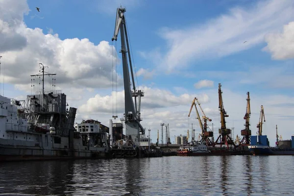 View Water Port Cranes Sky Faucet Cloud Reflections — Stock Photo, Image