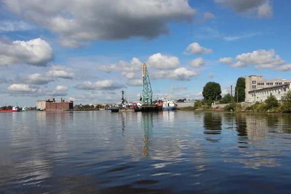 Blick Vom Wasser Auf Das Hafenwassergebiet Mit Einem Kran Gelb — Stockfoto