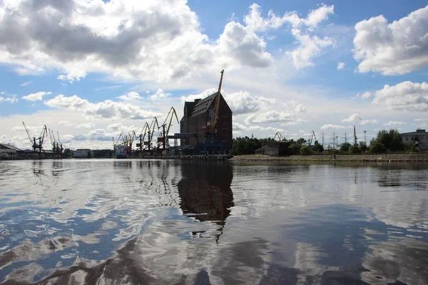 Kilátás Kikötői Vízterületre Vízből Tükröződés Vizében Csapok Horizonton — Stock Fotó