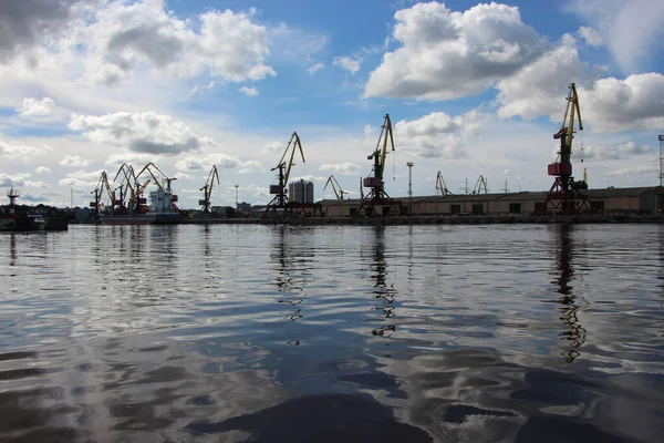 Вид Воды Портовые Краны Фоне Неба Моря Облаков — стоковое фото