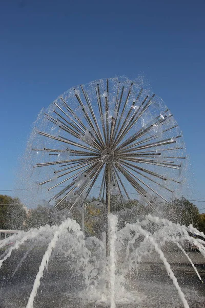 Gros Plan Une Fontaine Sphérique Éclaboussures Contre Ciel — Photo