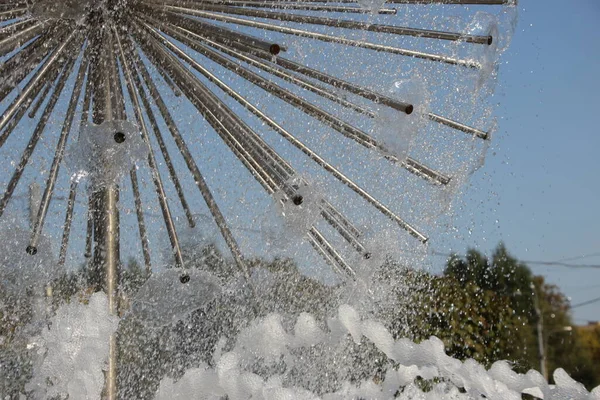 球状の噴水の断片と空の背景に水の滴のクローズアップ — ストック写真