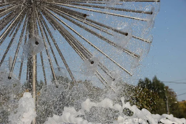 Close Fragmento Uma Fonte Forma Esférica Gotas Água Contra Fundo — Fotografia de Stock