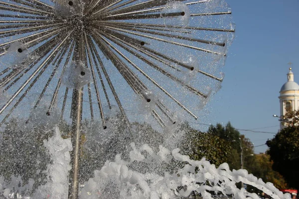 Nahaufnahme Eines Fragments Einer Kugelförmigen Fontäne Und Wassertropfen Vor Dem — Stockfoto